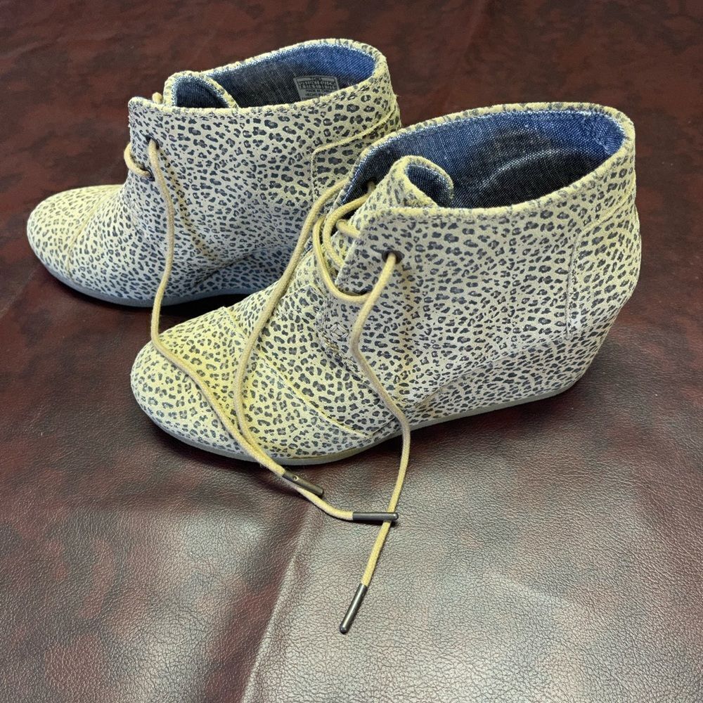 Toms leopard print wedge lace up boots booties,‎ size 8.5 - Picture 2 of 13